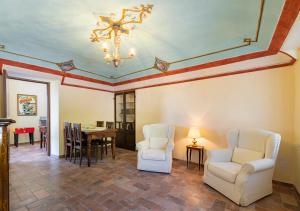Posezení v ubytování Casa di nonna Ines 1 - Hideaway in Monferrato con Vista sulle Colline, Solarium e Piscina