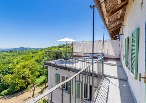 En balkong eller terrass på Casa di nonna Ines 1 - Hideaway in Monferrato con Vista sulle Colline, Solarium e Piscina
