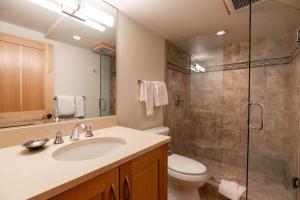 e bagno con servizi igienici, lavandino e doccia. di Condo with Hot Tub Free Garage Parking a Vail