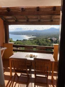 einen Tisch und Stühle auf einem Balkon mit Aussicht in der Unterkunft Residence Spiaggia Bianca in Golfo Aranci