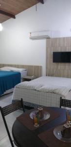 Giường trong phòng chung tại Flat 259 localizado no Condomínio Solar Água
