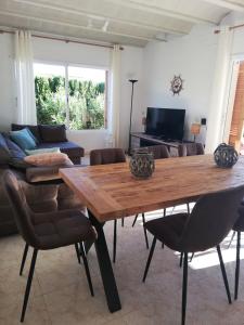 uma sala de estar com uma mesa de madeira e cadeiras em Casa La Rana em Calafat
