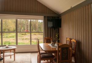 een eetkamer met een tafel en een raam bij 15-Nasjonalpark, sykling, fisking, kanopadling, skogs- og fjellturer in Ljørdal