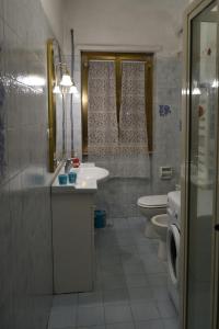 een badkamer met een wastafel en een toilet bij Vacanze dai Re in Rome