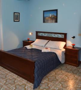 een slaapkamer met een groot bed met een blauwe muur bij Vacanze dai Re in Rome