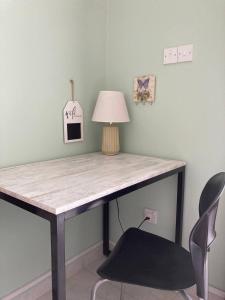 een bureau met een lamp en een stoel in een kamer bij Relax studio, "Park Residence" in Trikomo