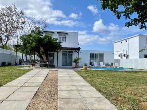 Casa blanca con piscina en el patio en Belle Villa à 3min de la mer en Balaclava