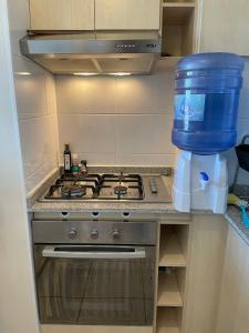 una cucina con piano cottura e frullatore blu di Departamento con increíble vista a Viña del Mar a Viña del Mar
