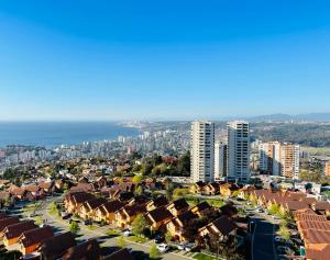 an aerial view of a city with buildings and the ocean at Departamento con increíble vista a Viña del Mar in Viña del Mar
