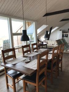 uma sala de jantar com uma mesa de madeira e cadeiras em Skippergaarden em Praesto