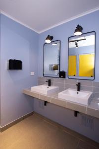 a bathroom with two sinks and a large mirror at NOT FOUND Hostel in Viña del Mar