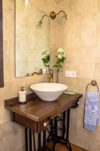 La salle de bains est pourvue d'un lavabo blanc et d'un miroir. dans l'établissement Mirador del Sotillo, à Cazalla de la Sierra