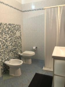 een badkamer met een toilet, een wastafel en een douche bij Camera San Jacopo in Altopascio