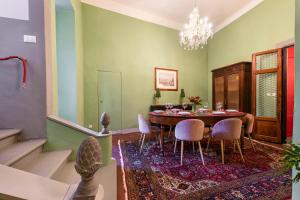 uma sala de jantar com mesa e cadeiras em Firenze Rentals Deluxe Palmieri em Florença