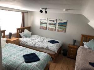 En eller flere senge i et værelse på Central Lisburn Duplex Apartment Siren Stays