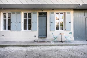 une maison avec deux chaises et une table devant elle dans l'établissement Studio cosy Hounau - Garage privatif, à Pau