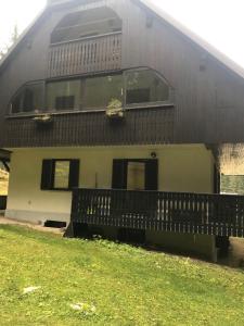 ein Haus mit schwarz-weiß in der Unterkunft Apartma Anja in Zgornje Gorje