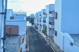 an alley between buildings with the ocean in the background at Casa Estribor, vacaciones en ambiente familiar in Punta de Mujeres