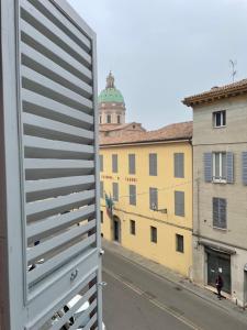 una ventana con vistas a una calle de la ciudad en Una finestra sul centro storico, en Reggio Emilia