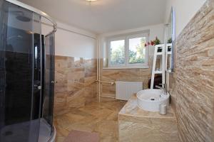 Kúpeľňa v ubytovaní Villa Laura + 37 fotografií