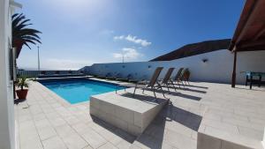 Basen w obiekcie Stunning sea view villa with 6 bedrooms & heated pool - Villa Renaissance lub w pobliżu