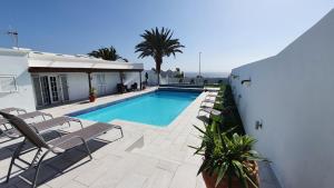Basen w obiekcie Stunning sea view villa with 6 bedrooms & heated pool - Villa Renaissance lub w pobliżu