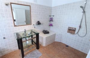 Łazienka w obiekcie Stunning sea view villa with 6 bedrooms & heated pool - Villa Renaissance