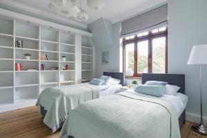 Posteľ alebo postele v izbe v ubytovaní Sanhaus Apartments - FANTAZJA - Apartament z dwoma balkonami - 100 m2