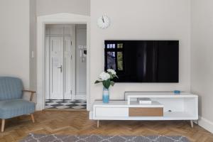 Televízia a/alebo spoločenská miestnosť v ubytovaní Sanhaus Apartments - FANTAZJA - Apartament z dwoma balkonami - 100 m2