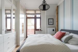 Posteľ alebo postele v izbe v ubytovaní Sanhaus Apartments - FANTAZJA - Apartament z dwoma balkonami - 100 m2 + 19 fotografií