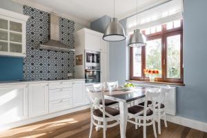 Kuchyňa alebo kuchynka v ubytovaní Sanhaus Apartments - FANTAZJA - Apartament z dwoma balkonami - 100 m2