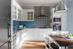 Kuchyňa alebo kuchynka v ubytovaní Sanhaus Apartments - FANTAZJA - Apartament z dwoma balkonami - 100 m2