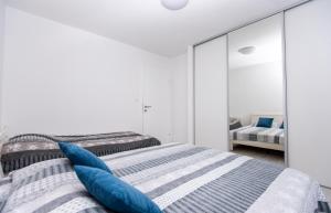 Posteľ alebo postele v izbe v ubytovaní Apartment Kalemova