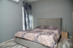 - une chambre avec un lit et une fenêtre dans l'établissement luxury apartment st Demetrios downtown, à Thessalonique