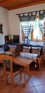 sala de estar con sofá y mesa en Cabana dintre Brazi, en Mintia