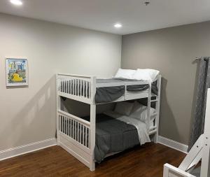 białe łóżko piętrowe w pokoju w obiekcie Center City Roofdeck Hot Tub w Garage w Filadelfii