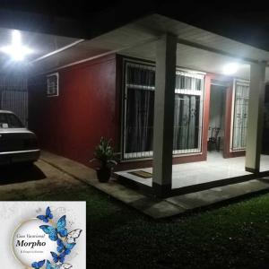 uma casa com um carro estacionado em frente a ela à noite em Morpho Casa Vacacional em Fortuna