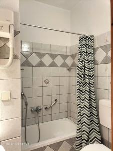Koupelna v ubytování Spanias Hotel + 37 fotografií