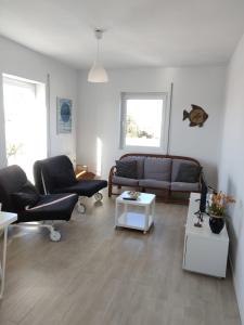 a living room with a couch and a table at Casa da Ilha dos Ovos in Aveiro