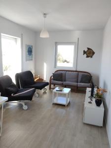 uma sala de estar com um sofá e uma mesa em Casa da Ilha dos Ovos em Aveiro