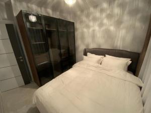 Bett mit weißer Bettwäsche und Kissen in einem Zimmer in der Unterkunft Luxury Z-Apart Family Homes 2 Bedrooms WIFI near Metro Zeytinburnu Istanbul in Istanbul