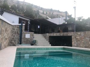 Bazén v ubytovaní ALCALA DEL JUCAR, Casa rural Rio Tranquilo 1 -Piscina privada- alebo v jeho blízkosti