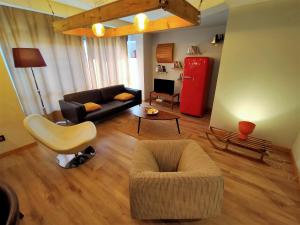 een woonkamer met een bank en een stoel bij Loft Montaña Central in Aller