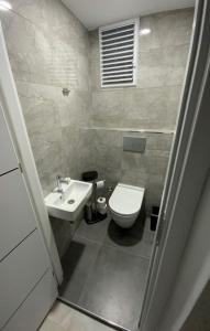 ein Bad mit einem WC und einem Waschbecken in der Unterkunft Luxury Z-Apart Family Homes 2 Bedrooms WIFI near Metro Zeytinburnu Istanbul in Istanbul