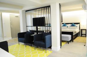 CalliaquaにあるMariners Hotelのベッドルーム1室(ベッド1台、テーブル、椅子付)