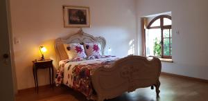 En eller flere senge i et værelse på Charmante maison de campagne