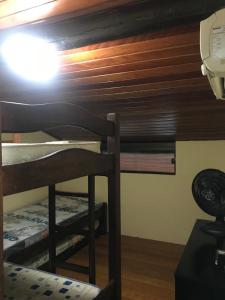 ein Zimmer mit zwei Etagenbetten und einer Lampe in der Unterkunft WINTERVILLE GRAVATá in Gravatá + 12 Fotos