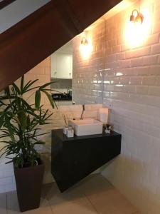 ein Badezimmer mit Waschbecken und Spiegel in der Unterkunft WINTERVILLE GRAVATá in Gravatá