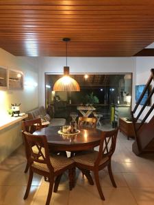 ein Wohnzimmer mit Tisch und Stühlen und eine Küche in der Unterkunft WINTERVILLE GRAVATá in Gravatá