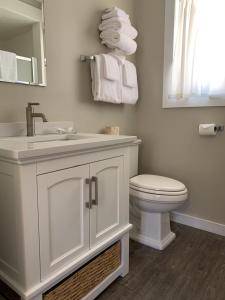 bagno con lavandino, servizi igienici e asciugamani di Hidden Valley Inn a Carmel Valley